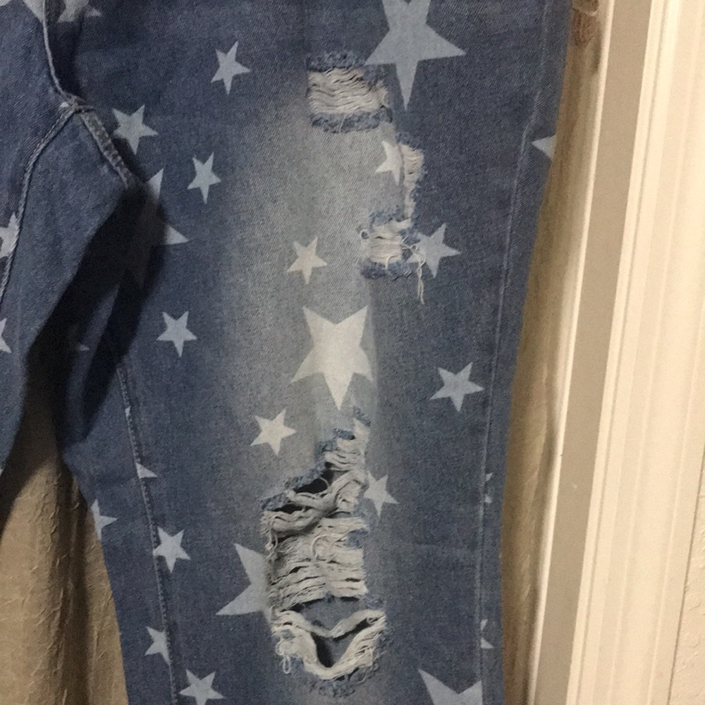 Fashion Plus Distressed Jeans - Picture 3 of 11